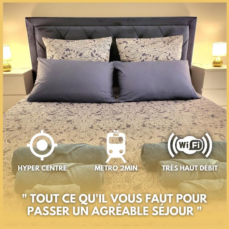 - un lit à baldaquin dans une chambre dans l'établissement Golden Royal - Studio Haut de Gamme, à Lyon