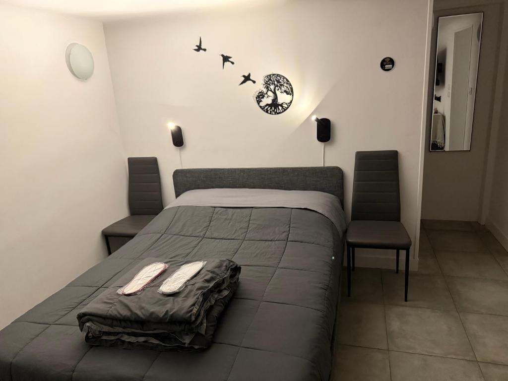 Ένα ή περισσότερα κρεβάτια σε δωμάτιο στο Chez Pascal et Louna au calme avec Jacuzzi ! Proche PARIS et RER B et CDG AÉROPORT