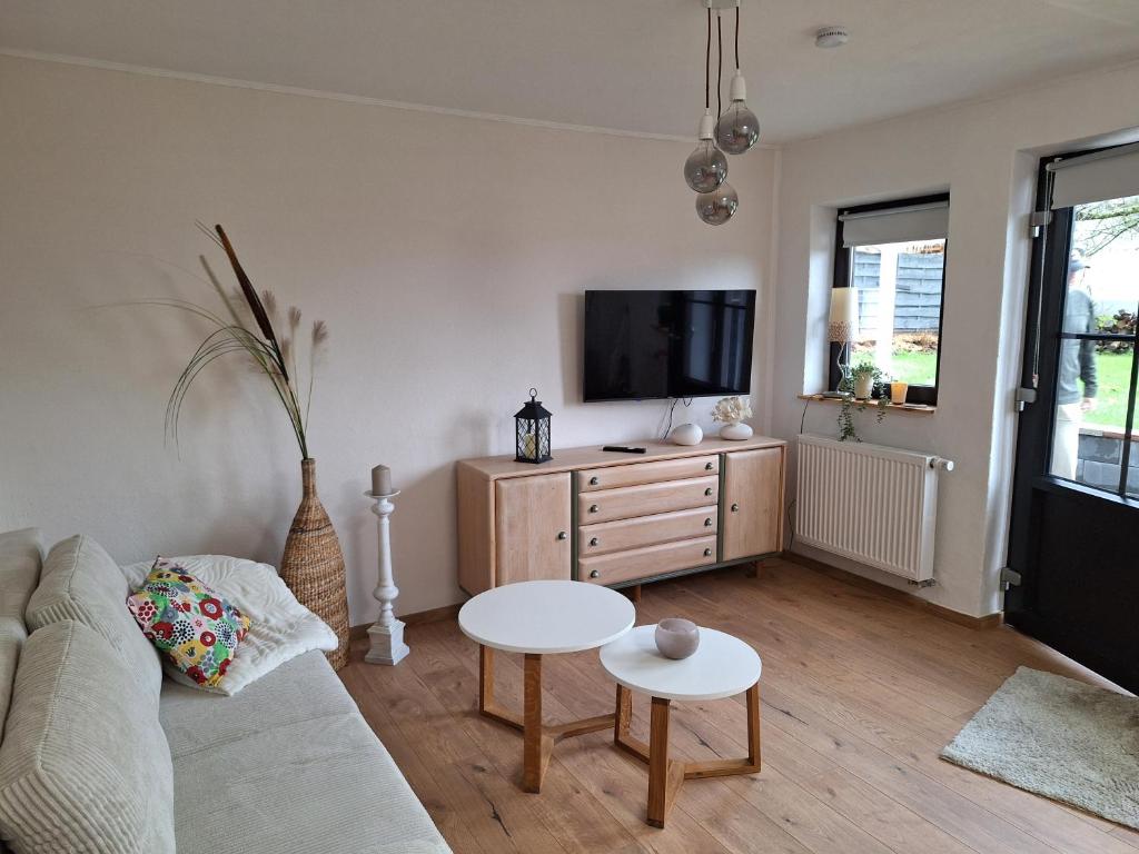 TV a/nebo společenská místnost v ubytování Ferienappartment im Rheinischen Westerwald