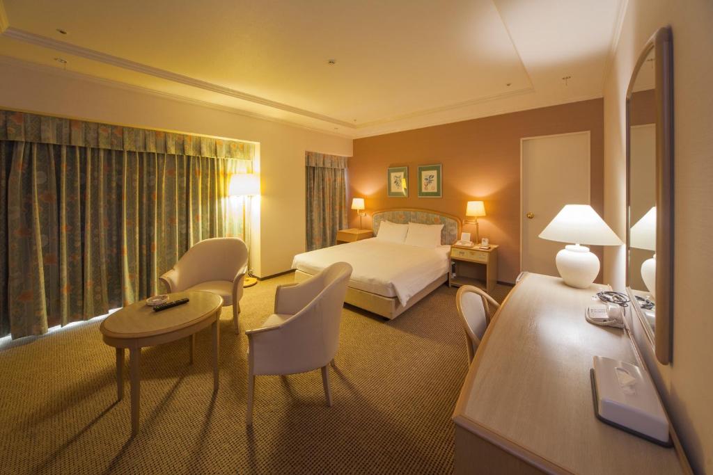 Postel nebo postele na pokoji v ubytování Kobe Seishin Oriental Hotel