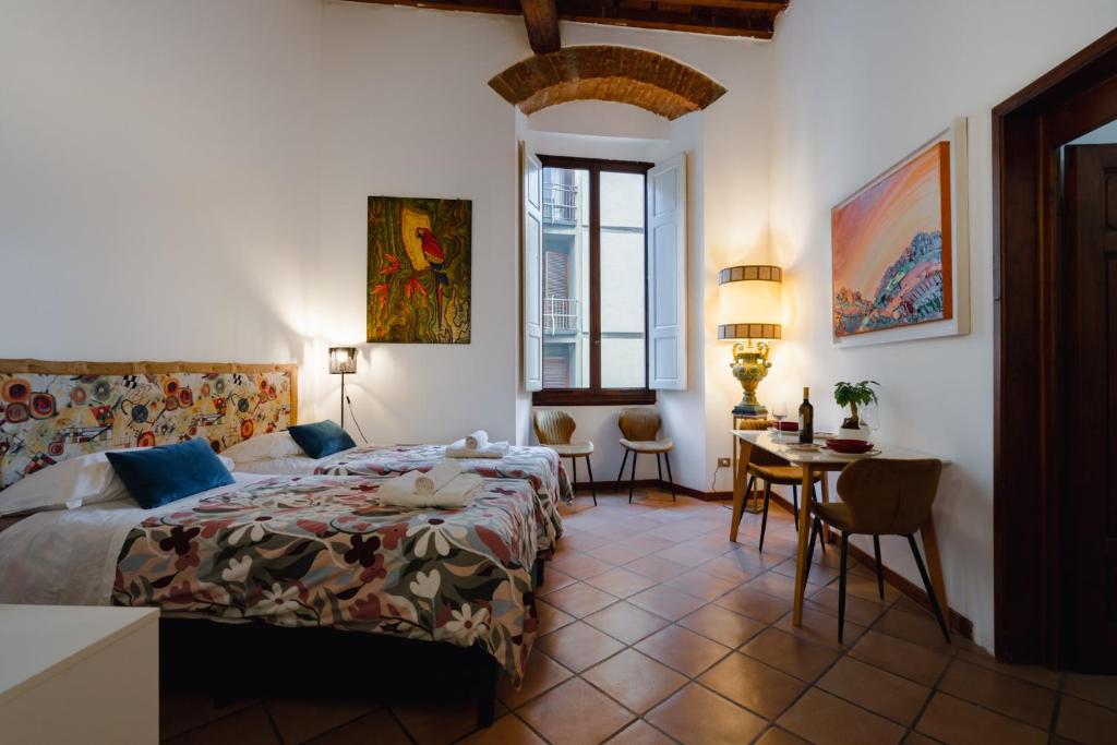 A bed or beds in a room at Florence Old Town David's Flat