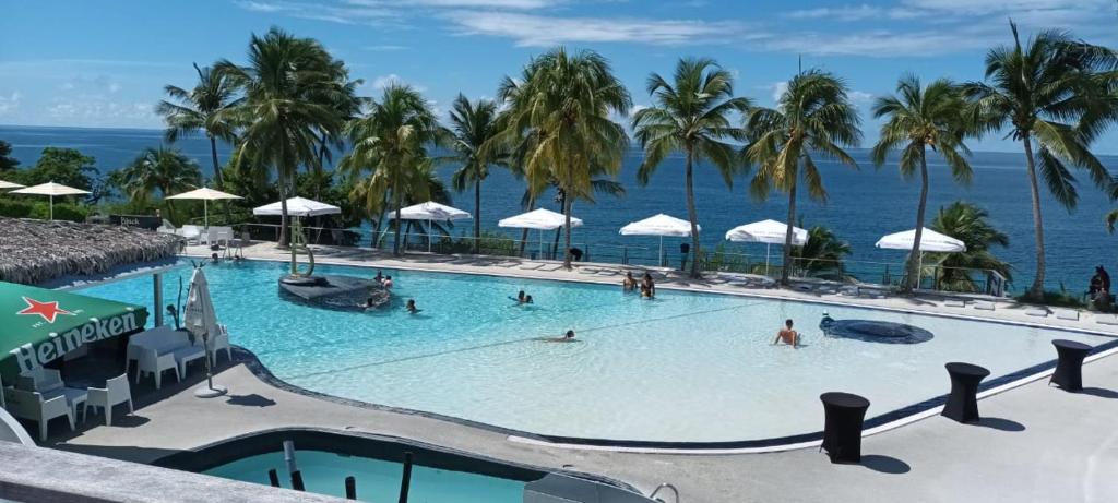 Bazén v ubytování "Studio Bellevue" Terrasse et Deck vue mer-Accès piscine nebo v jeho okolí