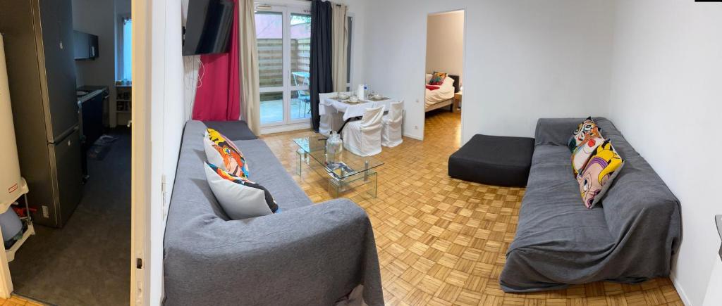 un salon avec un canapé et une table dans l'établissement Appt entier MONPARNASSE avec TERRASSE et PARKING, à Paris