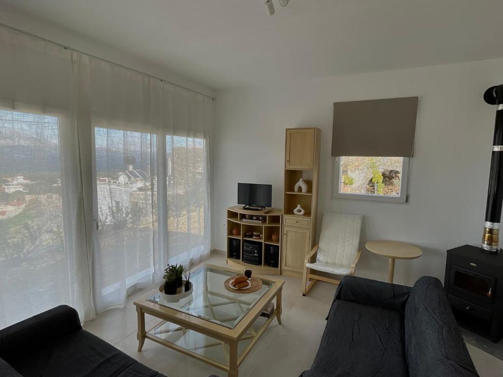 TV a/nebo společenská místnost v ubytování Olea Village Retreat