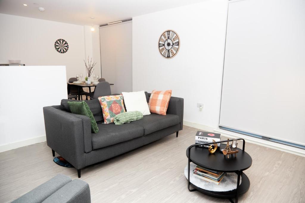 una sala de estar con un sofá y una mesa en OBI'S House&Suites - Luxury 2bed Duplex Apartment With Balcony, en Mánchester