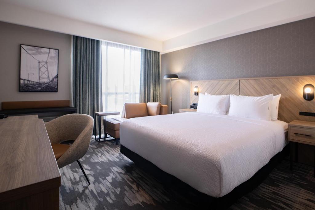 Postel nebo postele na pokoji v ubytování Sandman Signature Dartmouth Hotel & Suites