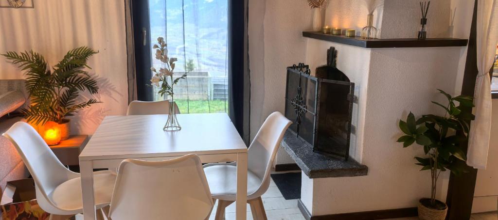 TV a/nebo společenská místnost v ubytování L'appel Chalet