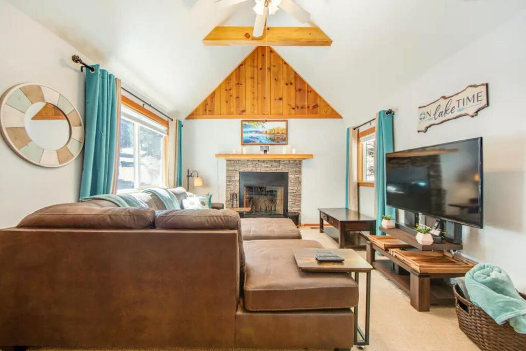 TV a/nebo společenská místnost v ubytování Calm Cozy 3BR cabin wAC, WiFi, Parking, BBQ