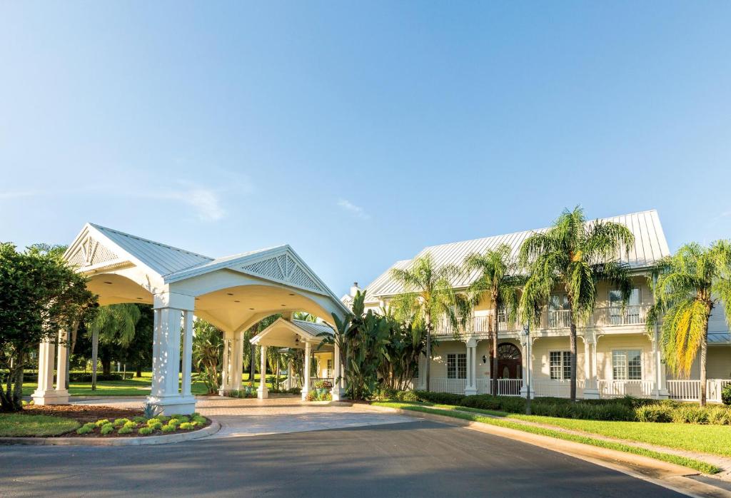ein großes weißes Haus mit Palmen in der Unterkunft WorldMark Orlando Kingstown Reef in Orlando