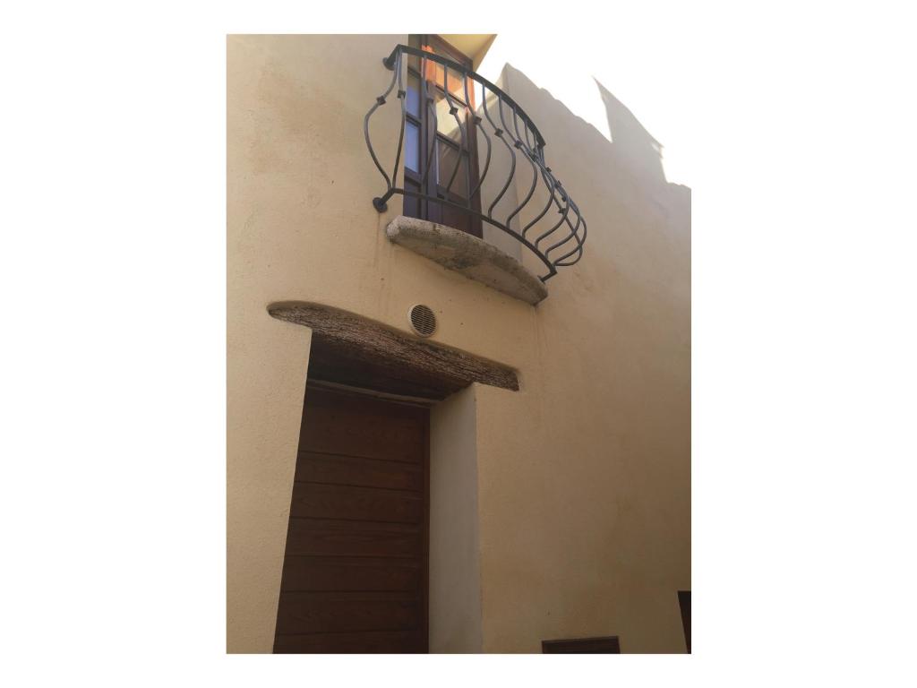 un edificio con balcone e porta di Relax Centro storico a Rapolano Terme