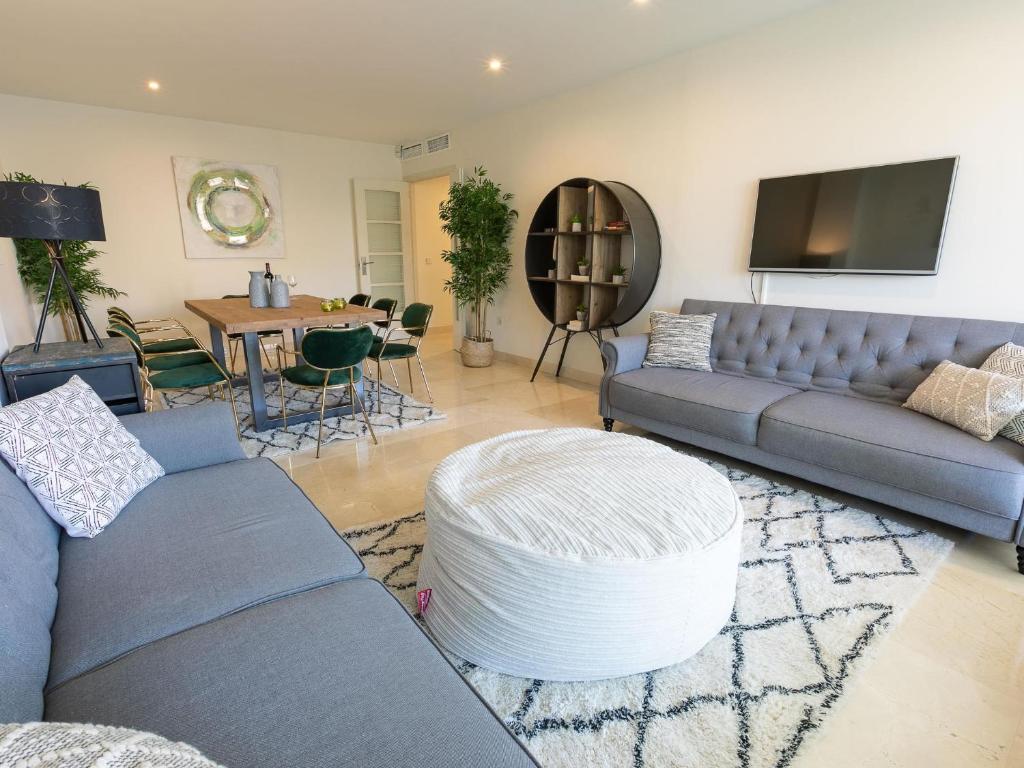 Posedenie v ubytovaní VACATION MARBELLA I Las Canas Beachfront Haven, Sea View, Jacuzzi, Golden Mile, Duplex Penthouse, 24-7 security