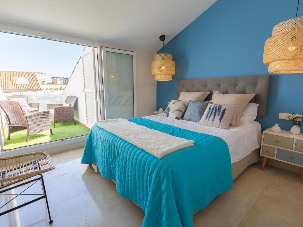 Posteľ alebo postele v izbe v ubytovaní VACATION MARBELLA I Las Canas Beachfront Haven, Sea View, Jacuzzi, Golden Mile, Duplex Penthouse, 24-7 security
