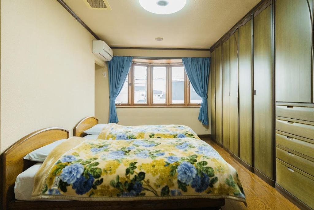 Postel nebo postele na pokoji v ubytování 晋～SHIN～各務原