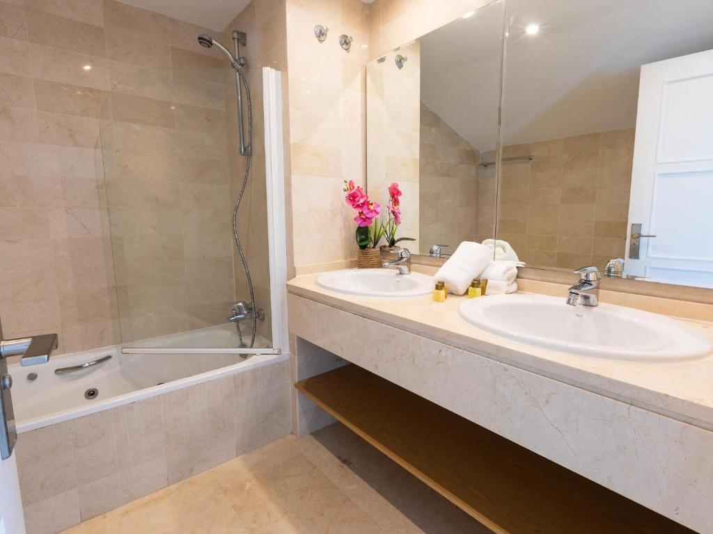 Kúpeľňa v ubytovaní VACATION MARBELLA I Las Canas Beachfront Haven, Sea View, Jacuzzi, Golden Mile, Duplex Penthouse, 24-7 security