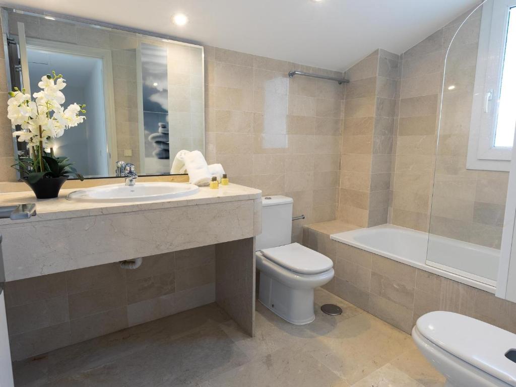 Kúpeľňa v ubytovaní VACATION MARBELLA I Las Canas Beachfront Haven, Sea View, Jacuzzi, Golden Mile, Duplex Penthouse, 24-7 security