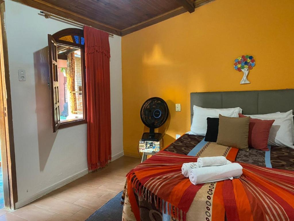 a bedroom with a bed and a window at Pousada Princesa da Serra in Serra do Cipo