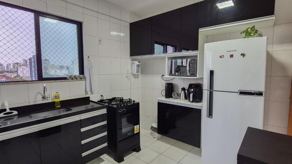 Kuchyň nebo kuchyňský kout v ubytování Ap 3Q, elegante e funcional, com estacionamento