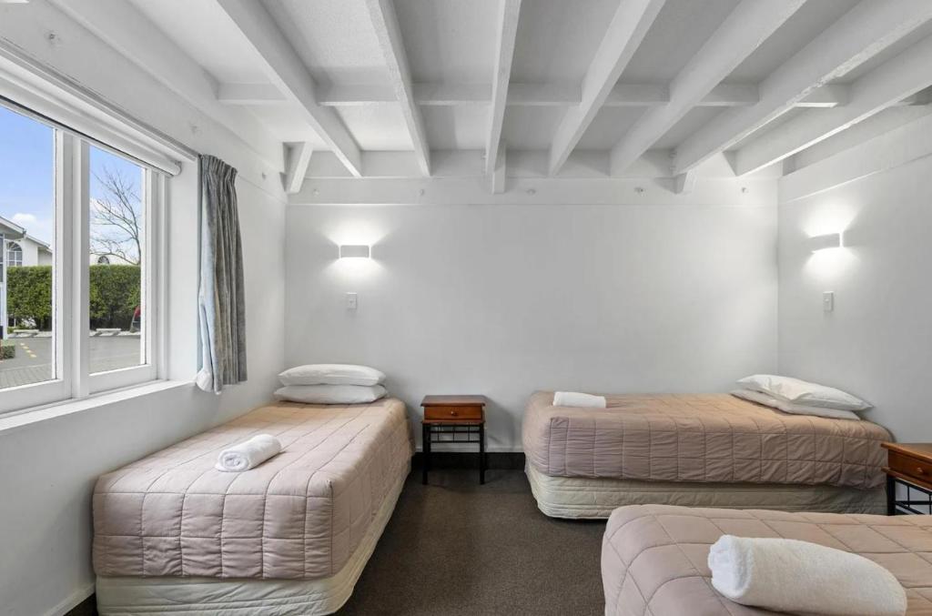 Postel nebo postele na pokoji v ubytování Camelot Motor Lodge