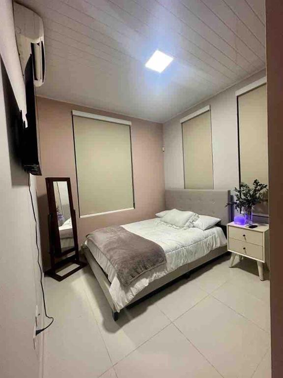 Voodi või voodid majutusasutuse Minimalist House In Chitre toas