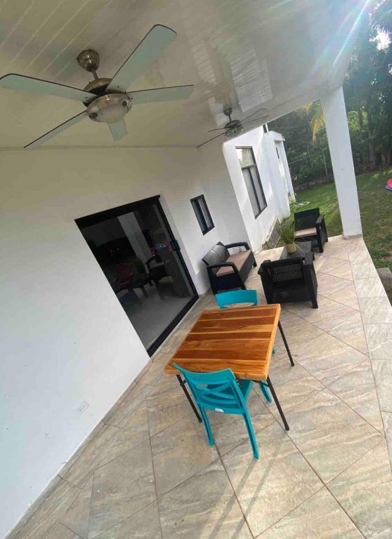 Siseõu või muu väliala majutusasutuses Minimalist House In Chitre