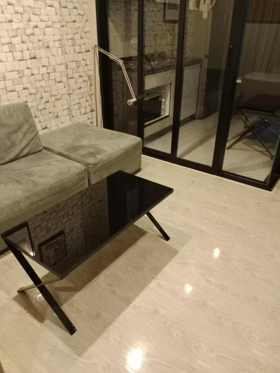 a living room with a couch and a lamp at 芭提雅市中心The Base 高端公寓酒店 in Pattaya