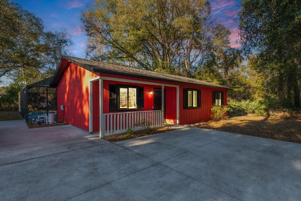 ein rotes kleines Haus mit einer Auffahrt in der Unterkunft Havana Hideaway 3BR Home with Private Pool and Dedicated Office in St. Augustine