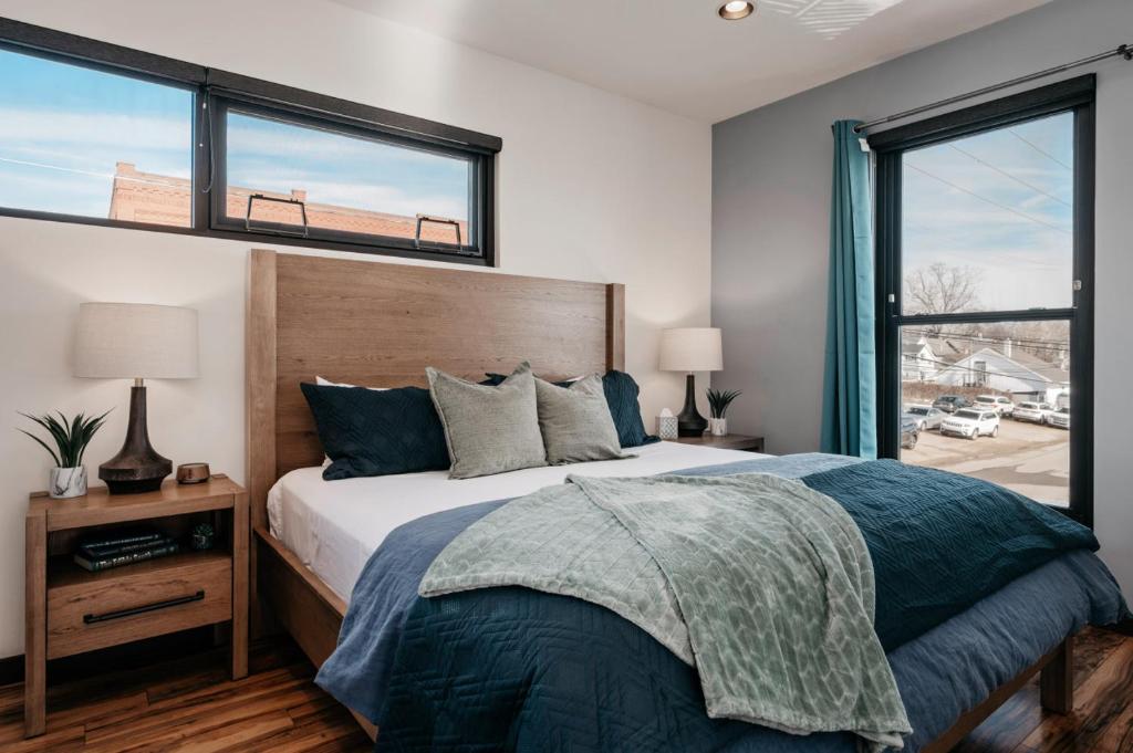 une chambre avec un lit et une grande fenêtre dans l'établissement Vitalia Fantastic 1BR Studio Downtown, à Traverse City