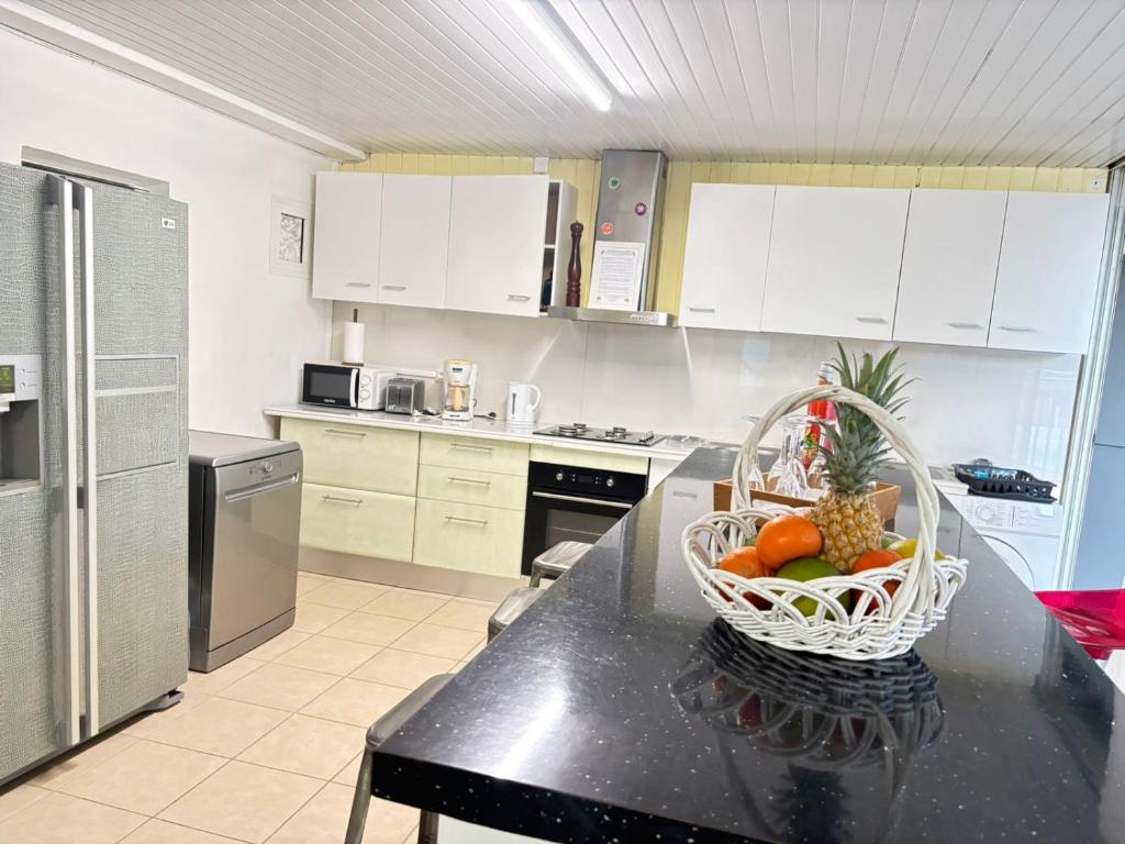 Kuchyň nebo kuchyňský kout v ubytování Villa BEAUCI-TURLET