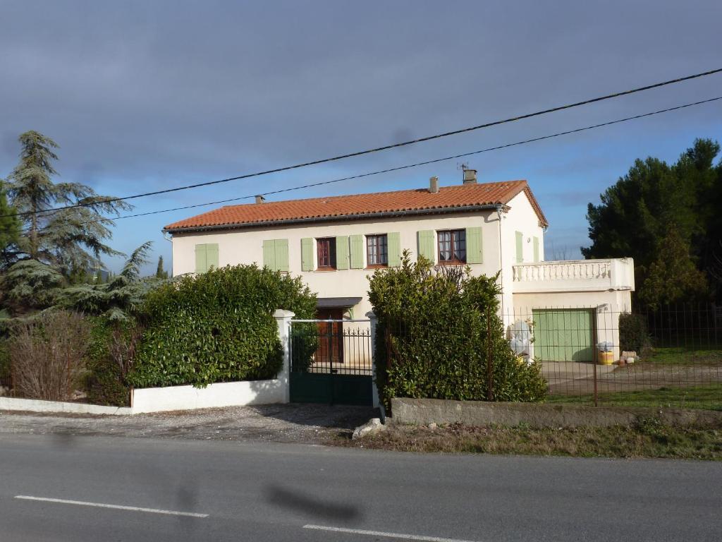 una casa blanca al lado de una calle en Le Clos Marie, en Trèbes