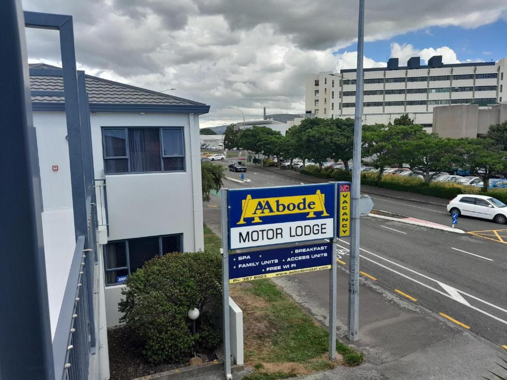un cartello per un motel vicino a una strada di A'Abode Motor Lodge a Palmerston North