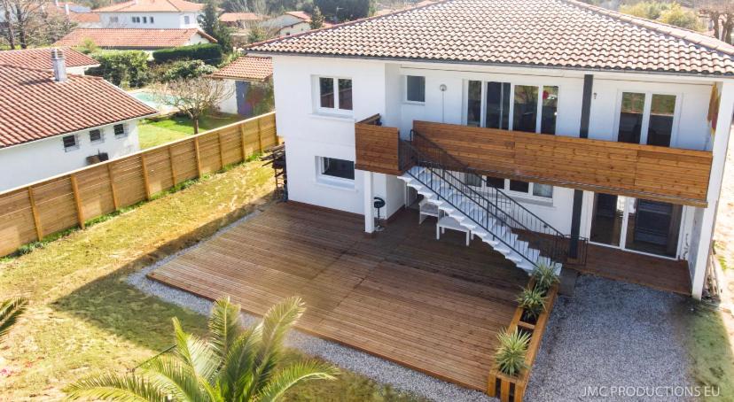 - une vue aérienne sur une maison avec une terrasse en bois dans l'établissement Sewa surf House 10min de Capbreton 1, à Bénesse-Maremne