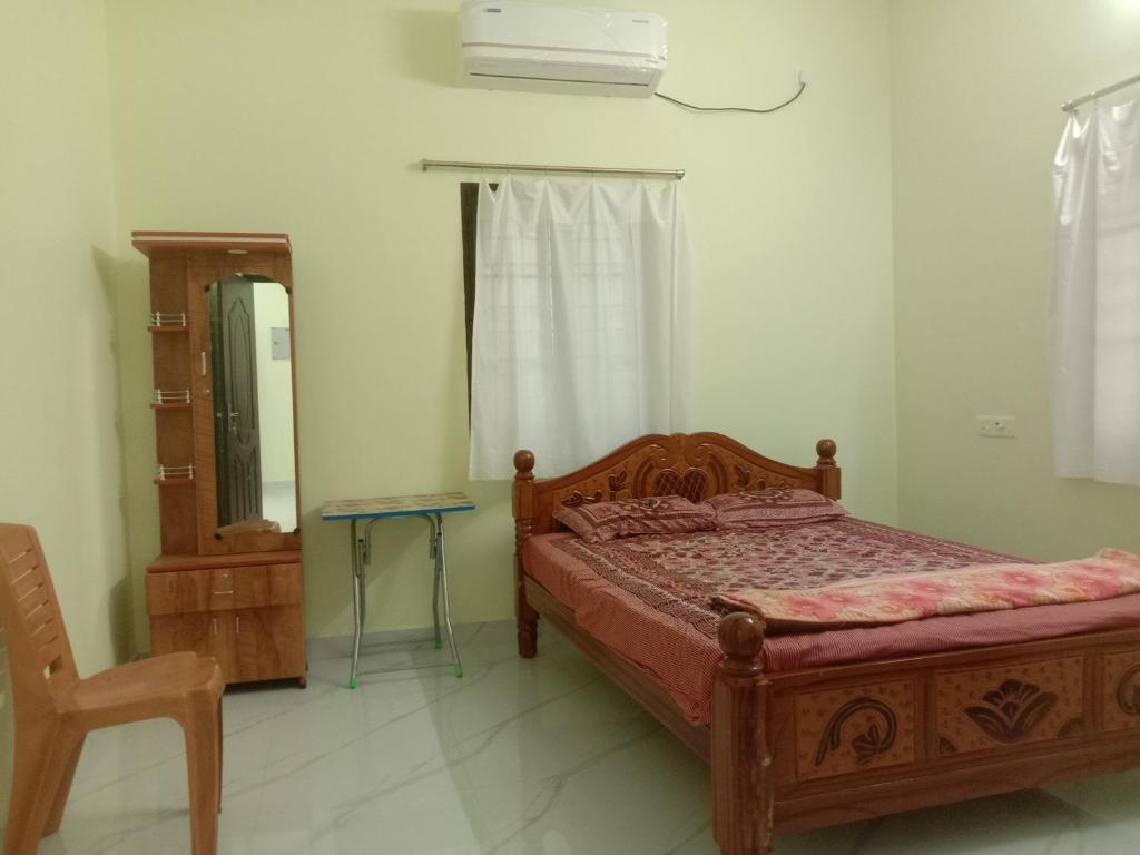Postel nebo postele na pokoji v ubytování Chandru Residency