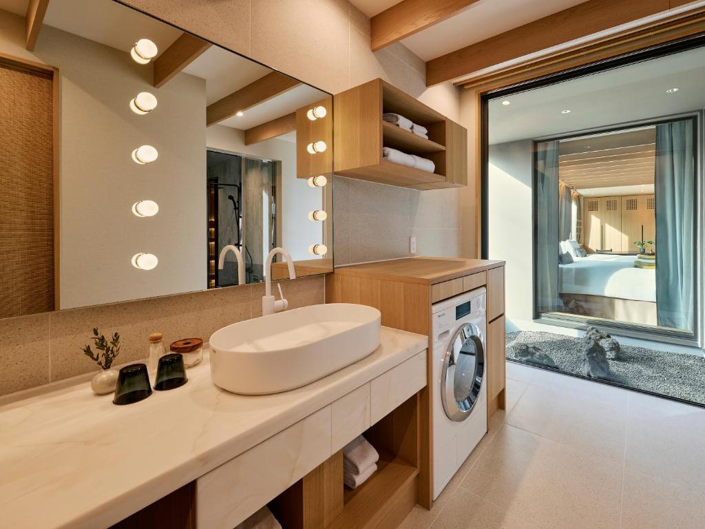 Koupelna v ubytování Glamdy style hotel suite 山ノ麓