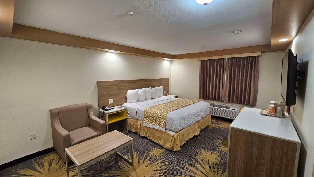 Postel nebo postele na pokoji v ubytování Econo Lodge Woodbridge