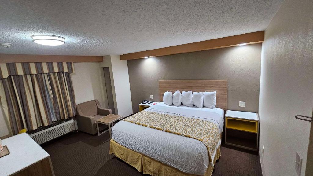 Postel nebo postele na pokoji v ubytování Econo Lodge Woodbridge