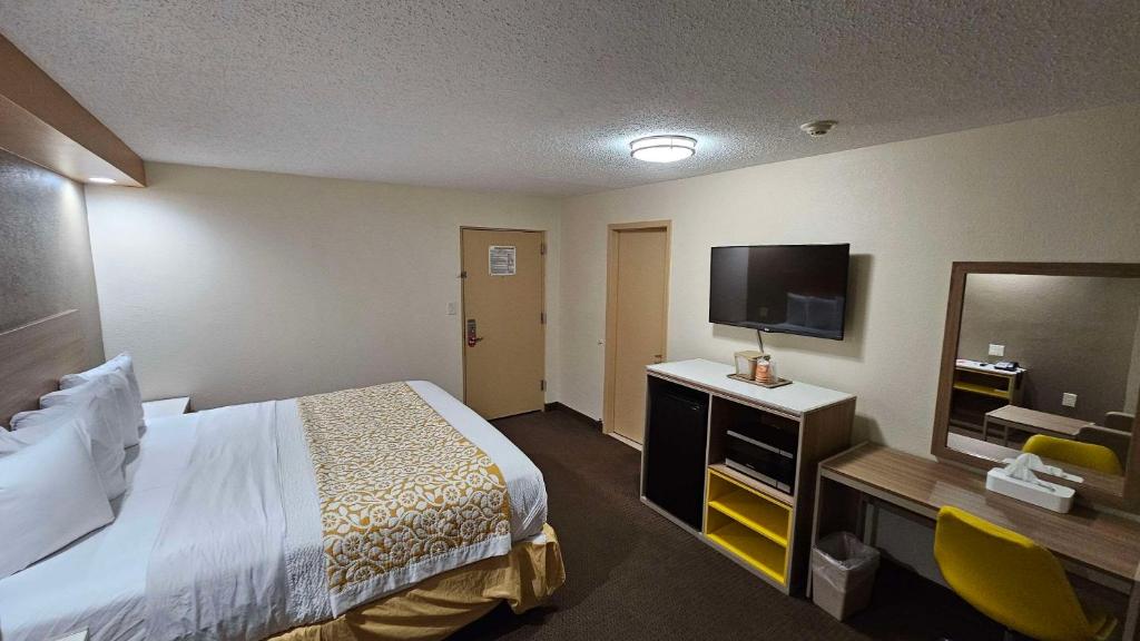 Postel nebo postele na pokoji v ubytování Econo Lodge Woodbridge