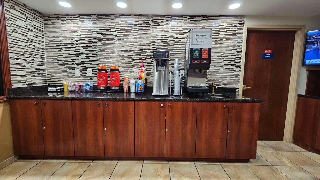 Příslušenství pro přípravu čaje a kávy v ubytování Econo Lodge Woodbridge