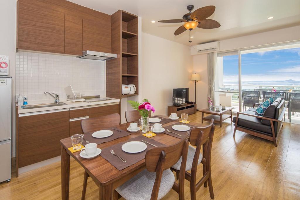 Private Villa Gushikumui by R Hotelにあるテレビまたはエンターテインメントセンター