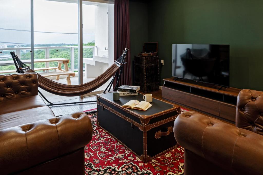 Private Villa Gushikumui by R Hotelにあるテレビまたはエンターテインメントセンター