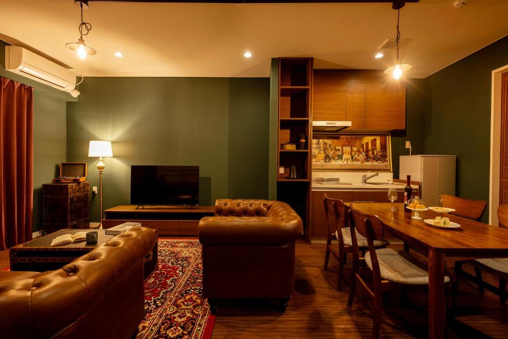 Private Villa Gushikumui by R Hotelにあるテレビまたはエンターテインメントセンター