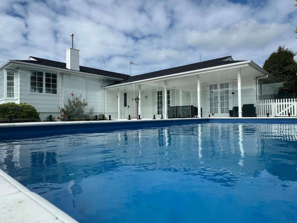 Hồ bơi trong/gần Poolside Getaway on Napier Hill