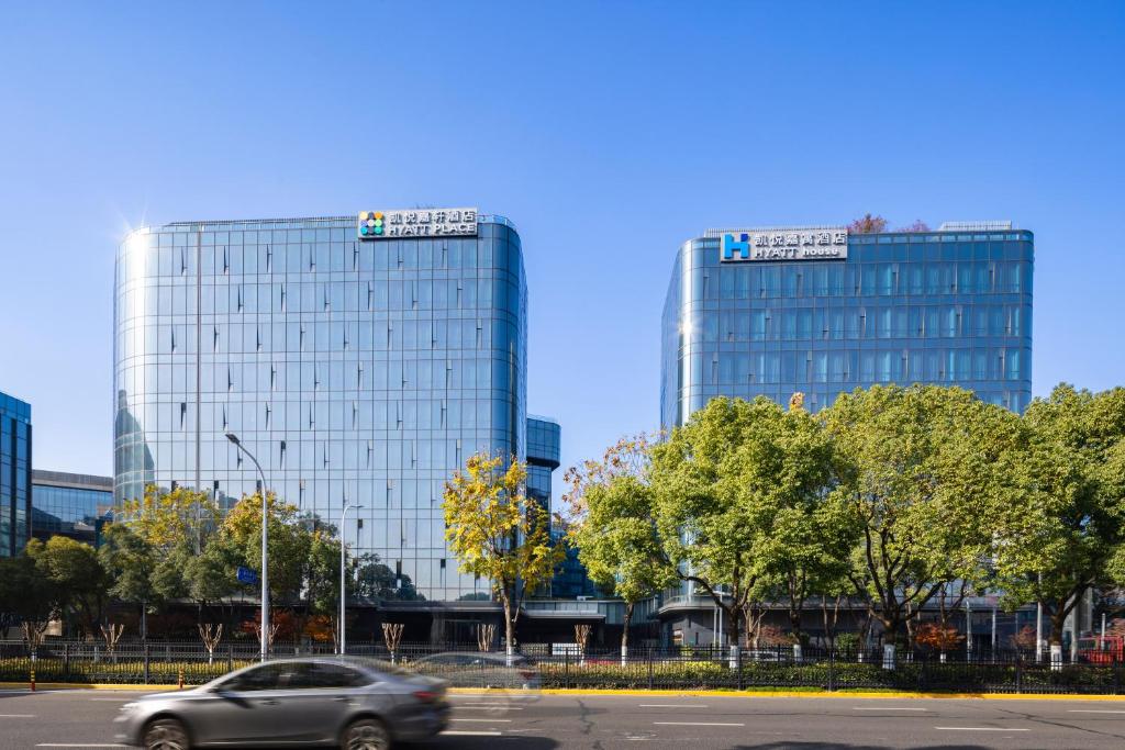 上海上海虹桥商务区凯悦嘉寓酒店的两座高楼前的汽车