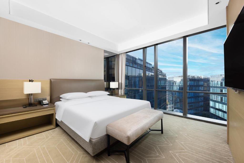 Postel nebo postele na pokoji v ubytování Hyatt Place Shanghai Hongqiao CBD