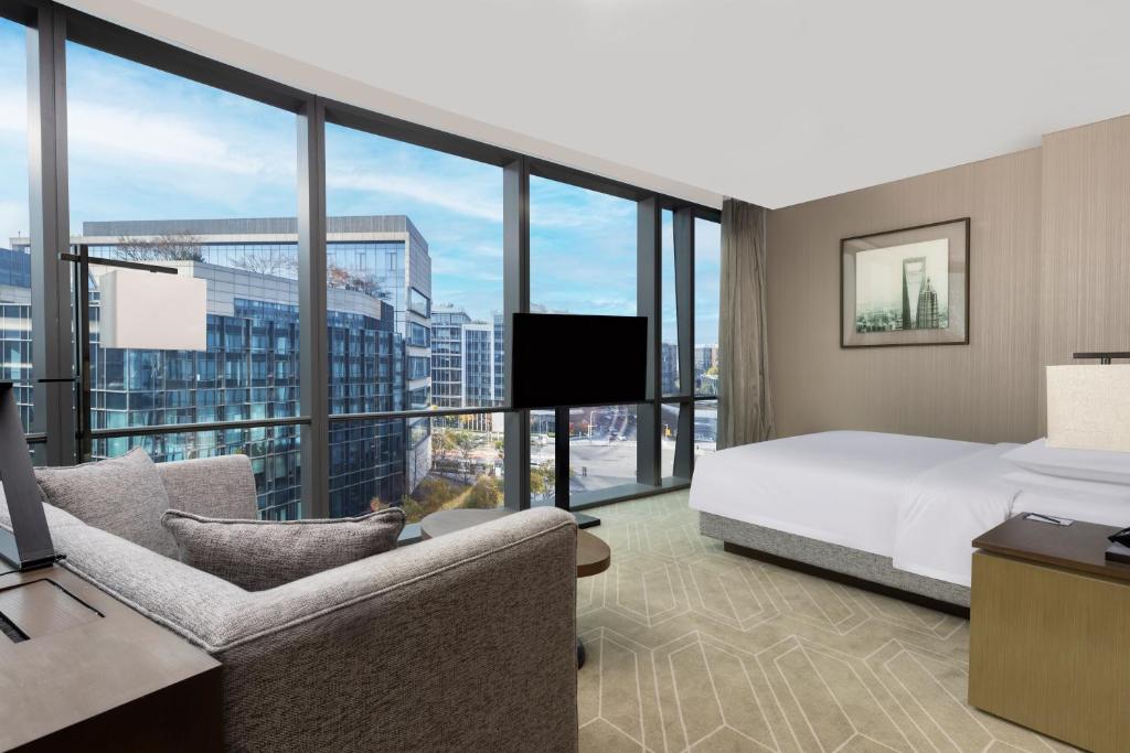 Postel nebo postele na pokoji v ubytování Hyatt Place Shanghai Hongqiao CBD