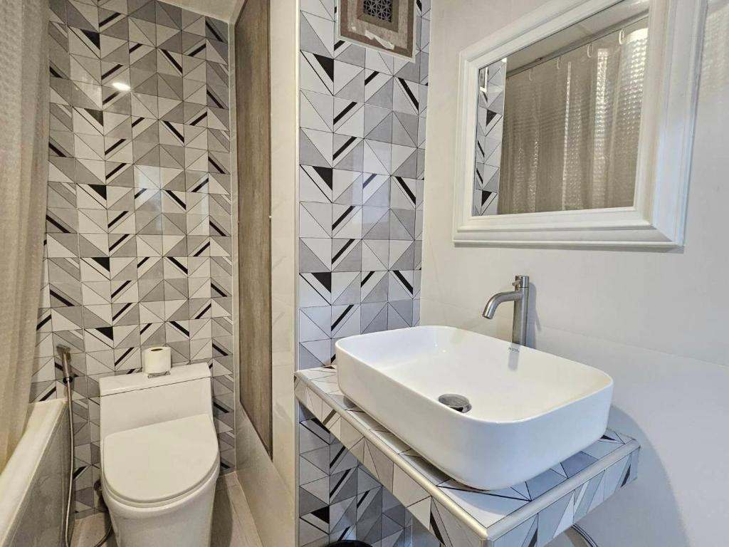 Crown BTS Nana Hotel - Resim 24