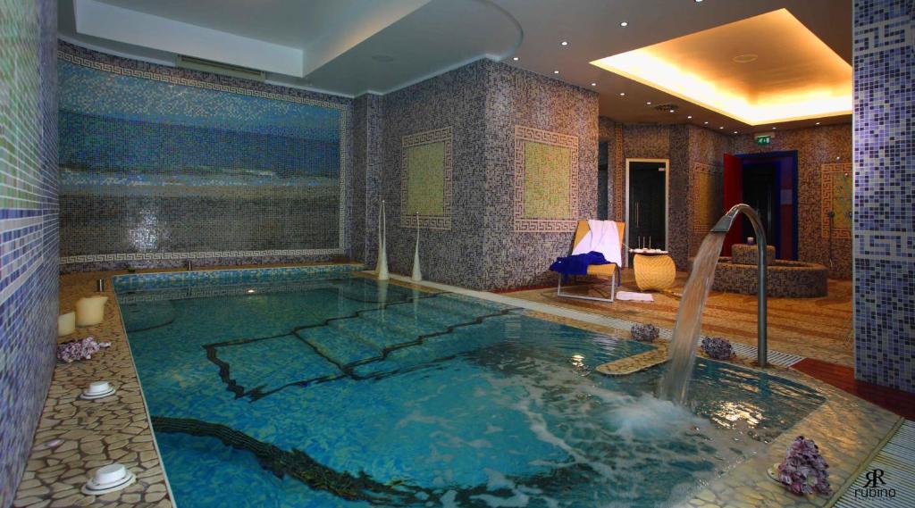 Bazén v ubytování Grand Hotel Paradiso nebo v jeho okolí