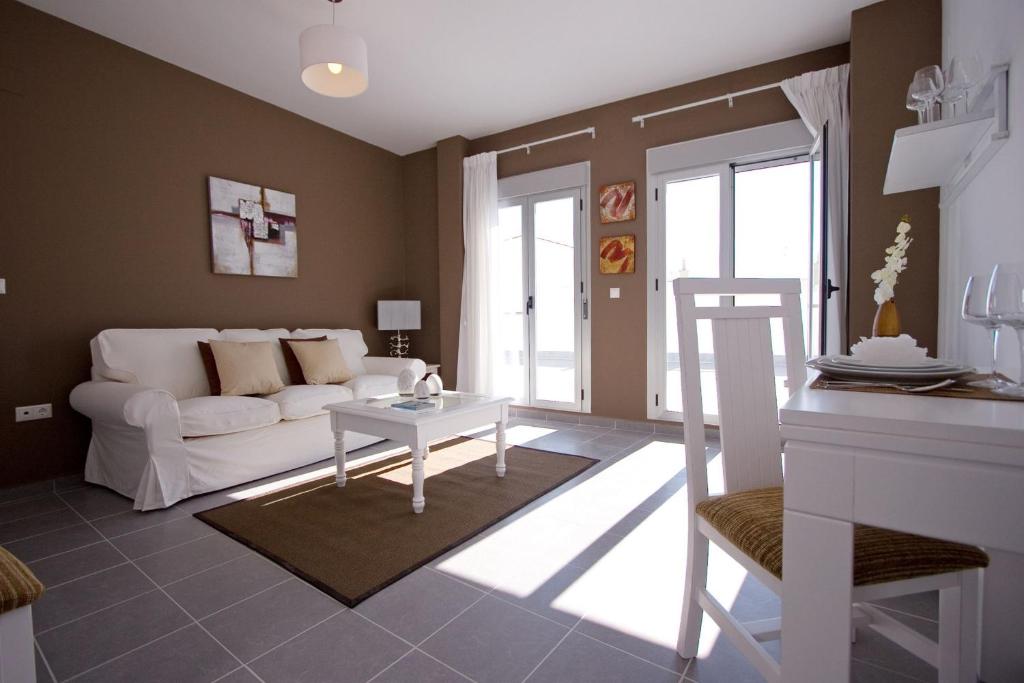 阿亞蒙特的住宿－BeSlow Ayamonte，客厅配有白色的沙发和桌子