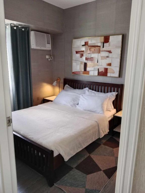 Postel nebo postele na pokoji v ubytování Spacious 2 Bedroom condo unit for rent