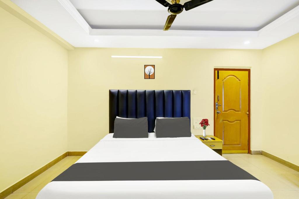 Postel nebo postele na pokoji v ubytování Hotel O Padmavathi Puram Near Railway Station
