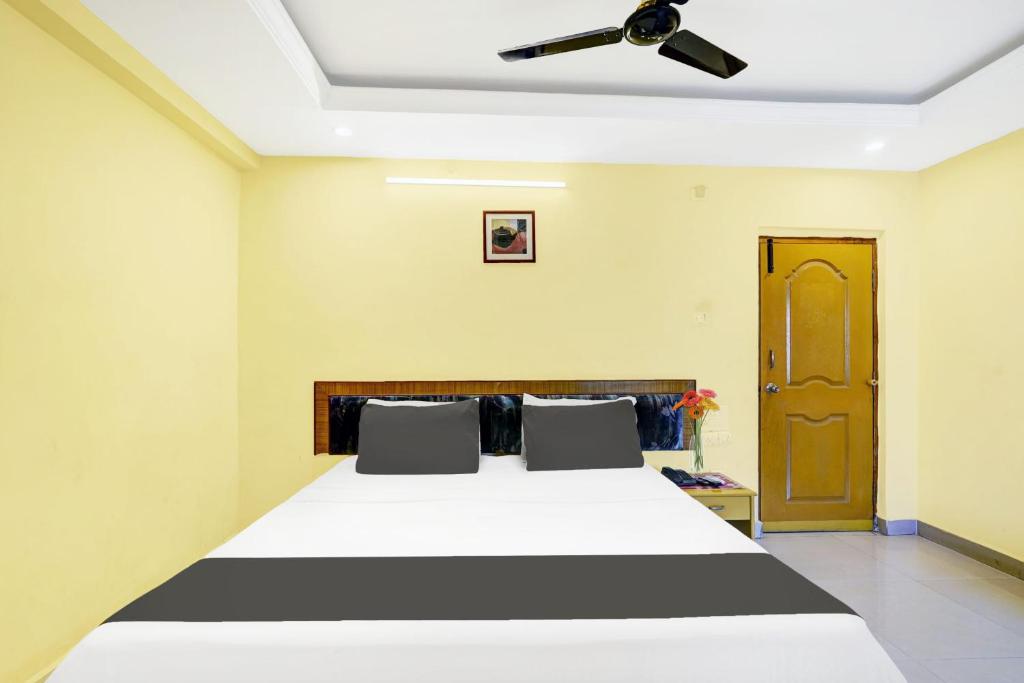 Postel nebo postele na pokoji v ubytování Hotel O Padmavathi Puram Near Railway Station